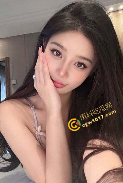 迷人马油丝袜的诱惑：极品表姐玉腿上满是淫靡光泽，极品嫩穴被疯狂爆操内射，刺激万分！-1