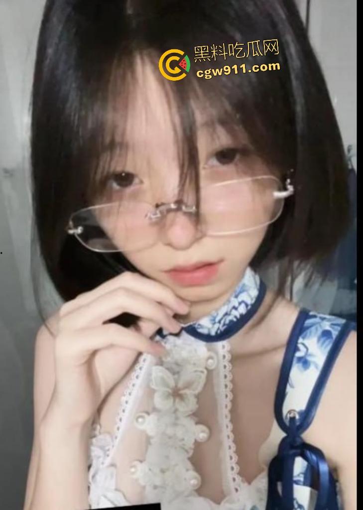 抖音50万粉丝清纯网红【鈴】，深夜商场男公厕笨比金主后入，听到走廊的走路声肉体碰撞更用力！-3