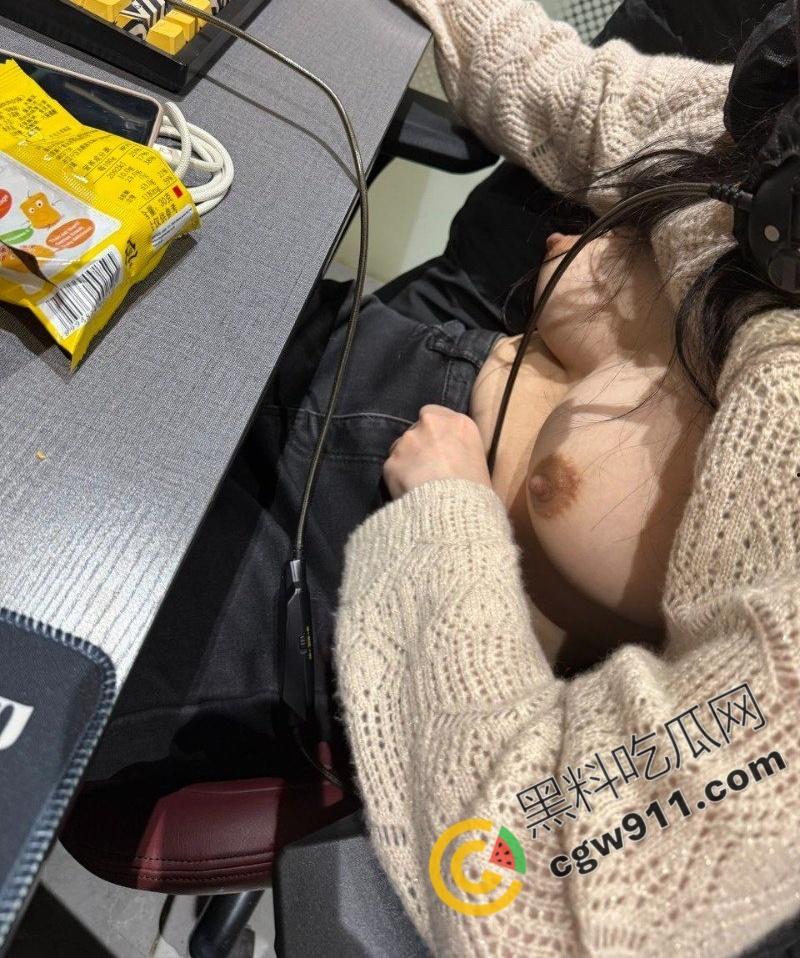 上海交通大学眼镜妹【胡丽敏】户外各种极限露出，翘臀巨乳 粉嫩肥穴被爆操，淫水狂流不止-2