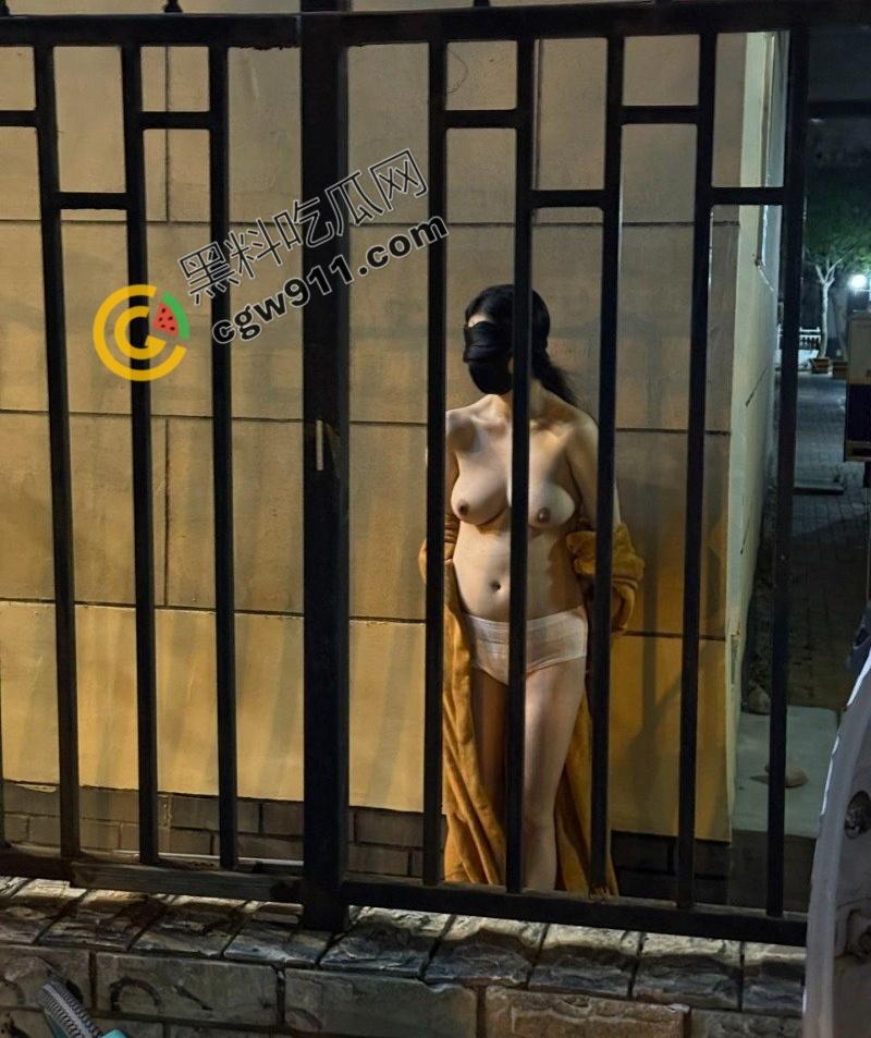 上海交通大学眼镜妹【胡丽敏】户外各种极限露出，翘臀巨乳 粉嫩肥穴被爆操，淫水狂流不止-13