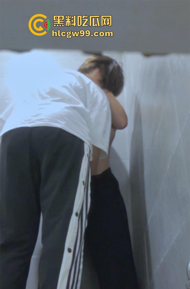 大学厕所女同打野炮被偷拍！小T疯狂舔奶手指扣穴 最后还假装后入撞击 没鸡巴是真憋屈啊！-9