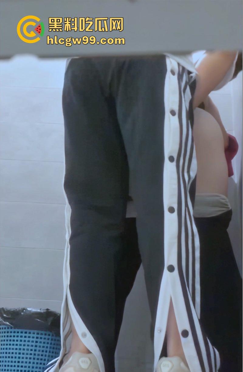 大学厕所女同打野炮被偷拍！小T疯狂舔奶手指扣穴 最后还假装后入撞击 没鸡巴是真憋屈啊！-11