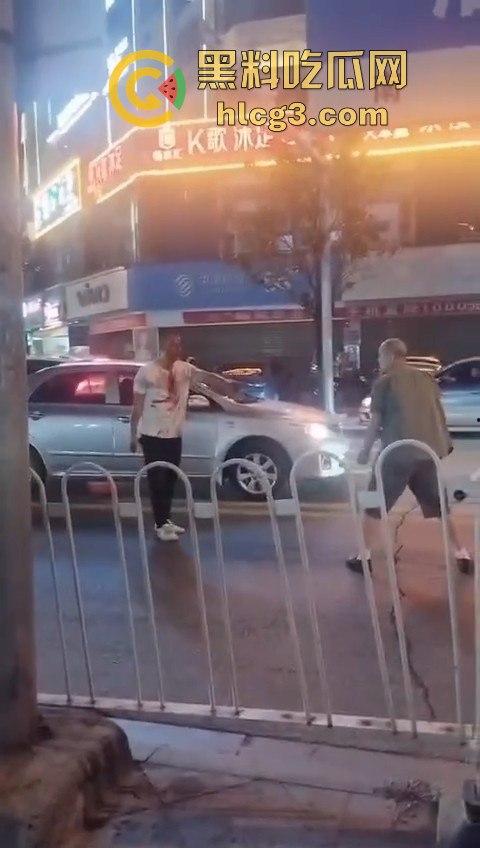 湖南华容街头恶战！两男子持械互搏，刀棍大战引发全网热议！-6