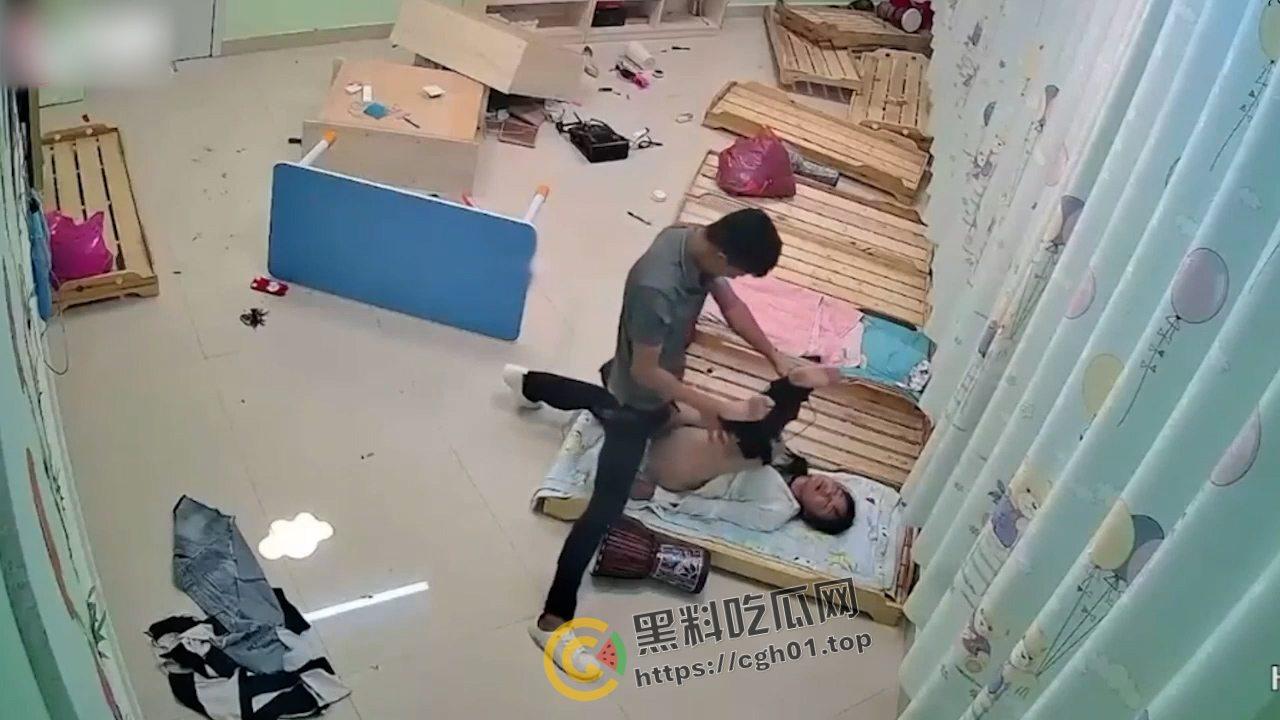 真实强奸！吸毒男友闯进幼儿园强奸幼师前女友 满屋乱草 小孩的床都搞塌了 真狠人啊-4
