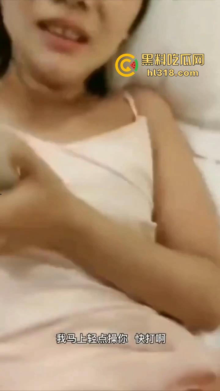 情侣做爱为寻刺激给女闺蜜打电话，无法控制的呻吟声，边跟其聊天边插，还问要不要来3P，极其淫荡！-1