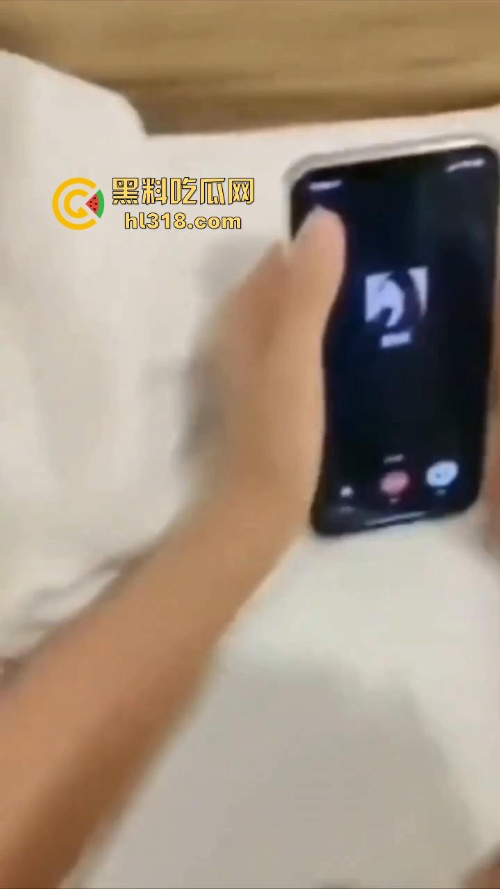 情侣做爱为寻刺激给女闺蜜打电话，无法控制的呻吟声，边跟其聊天边插，还问要不要来3P，极其淫荡！-10