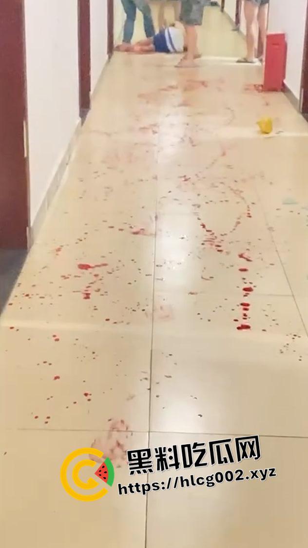 贵州黔南中等职业技术学院宿舍杀人 楼道血流成河 校方封锁消息 现场视频流出 血腥慎入-3