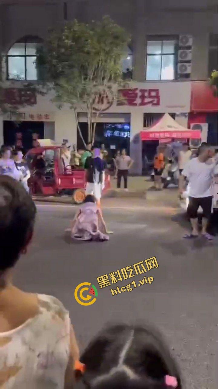 逆了苍天！重庆龙湖美岸 惊现疯癫女！与警察玩捉人游戏！爆笑现场！-5