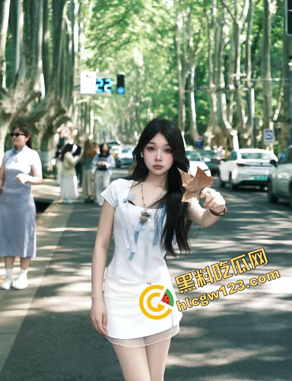 调教淮安人妻骚母狗【赵婷婷】舔脚舔到呻吟，配合度高得像天生淫奴，无套抽插口爆收尾，全程淫得没边！-3