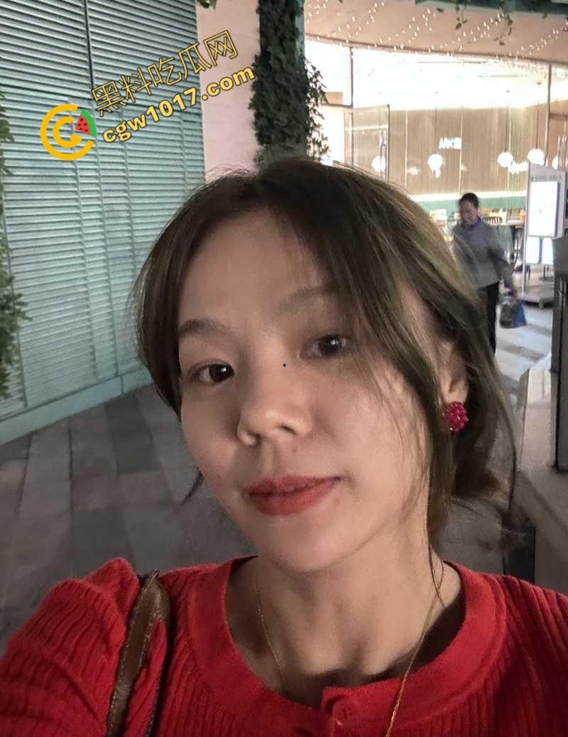 四川极品短发小少妇【汪梦霏】喜欢镜前做爱！边交欢边拍自己淫态，玩裸聊举奶挑逗，全程露脸表情骚极！-2