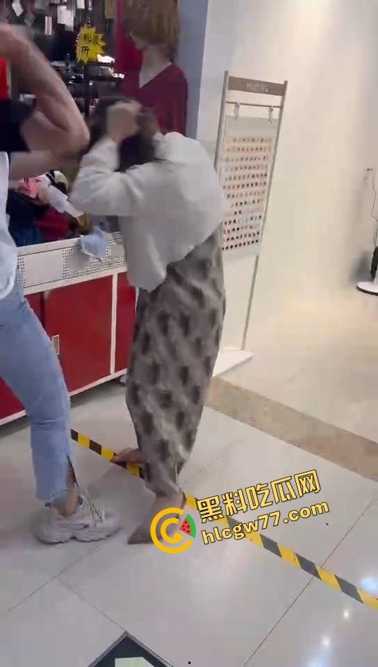 美甲店撕逼名场面，正室冲店狂扇小三，吊带扯烂奶子快蹦飞，围观群众全程高能吃瓜！-3