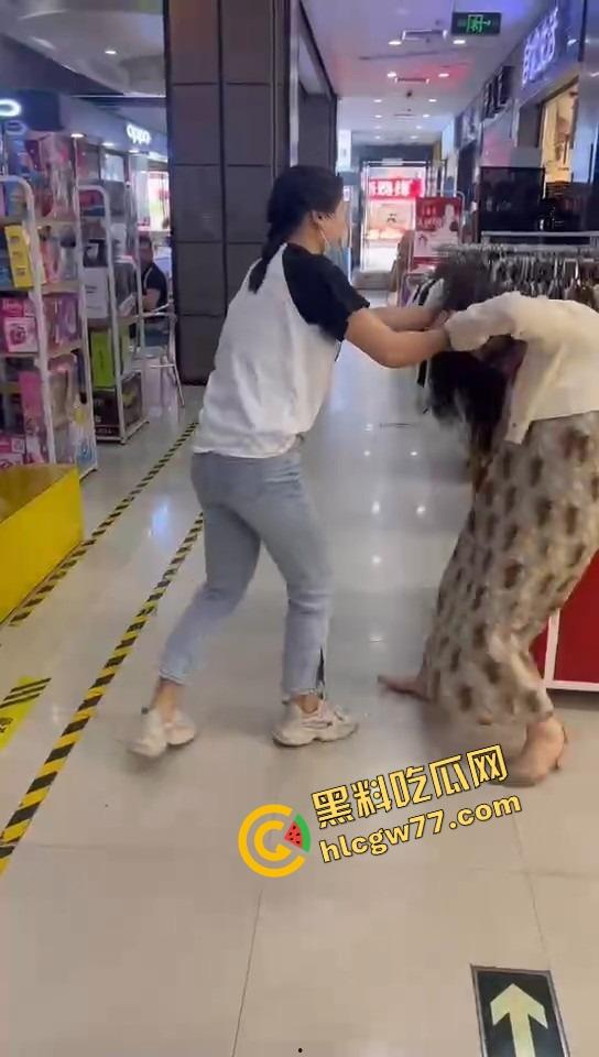 美甲店撕逼名场面，正室冲店狂扇小三，吊带扯烂奶子快蹦飞，围观群众全程高能吃瓜！-4