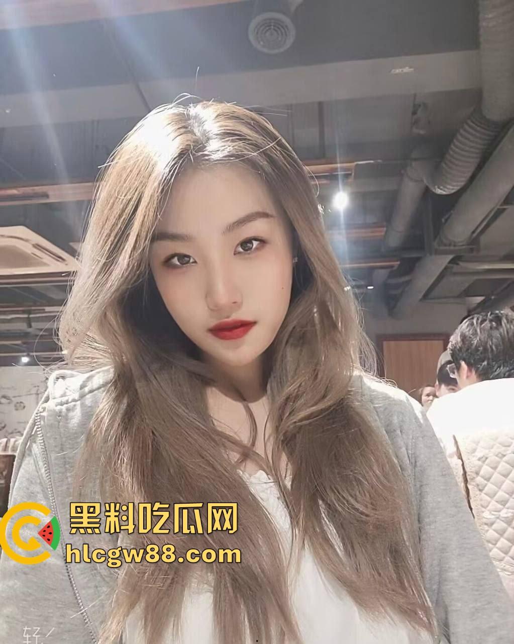 上海交通大学『周奕』反差骚母狗在酒店被丢床上爆操，激情打桩到失神，内射小穴表情太淫荡！-8