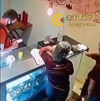 菲律宾夫妇餐厅武装抢劫，遇上下班警察！男子被当场击毙，抢劫计划瞬间翻车！-1