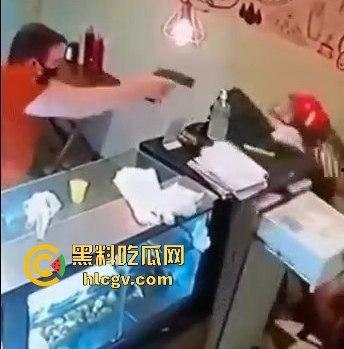 菲律宾夫妇餐厅武装抢劫，遇上下班警察！男子被当场击毙，抢劫计划瞬间翻车！-6