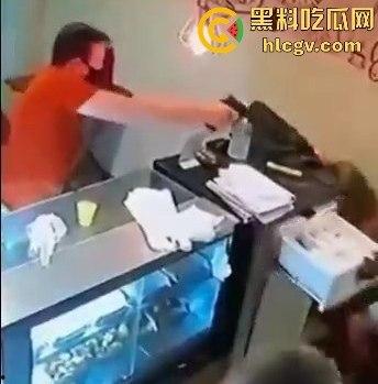 菲律宾夫妇餐厅武装抢劫，遇上下班警察！男子被当场击毙，抢劫计划瞬间翻车！-8