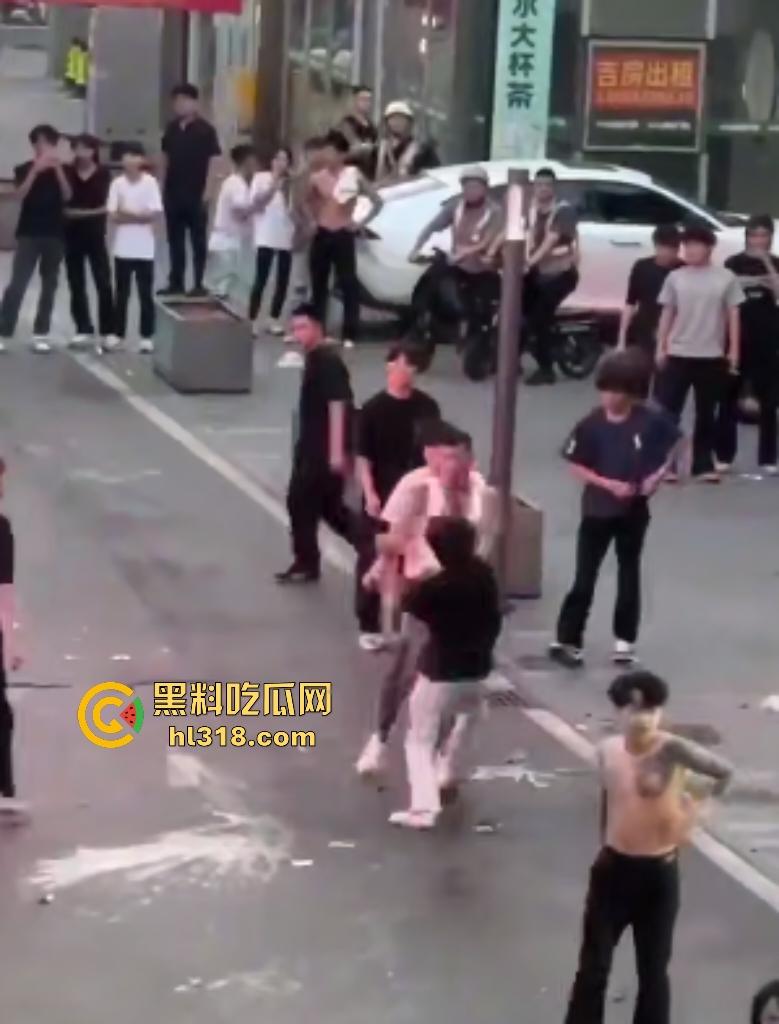 杀马特小年轻群殴纹身社会哥！啤酒瓶爆头血流成河，保安亭前打架无人管制！-2