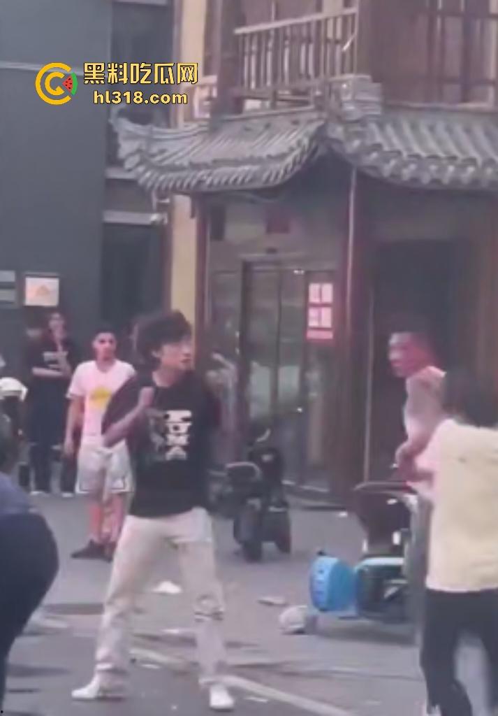 杀马特小年轻群殴纹身社会哥！啤酒瓶爆头血流成河，保安亭前打架无人管制！-5