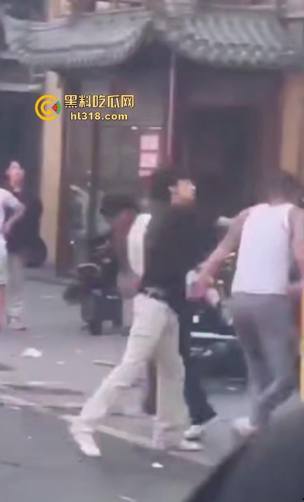 杀马特小年轻群殴纹身社会哥！啤酒瓶爆头血流成河，保安亭前打架无人管制！-8