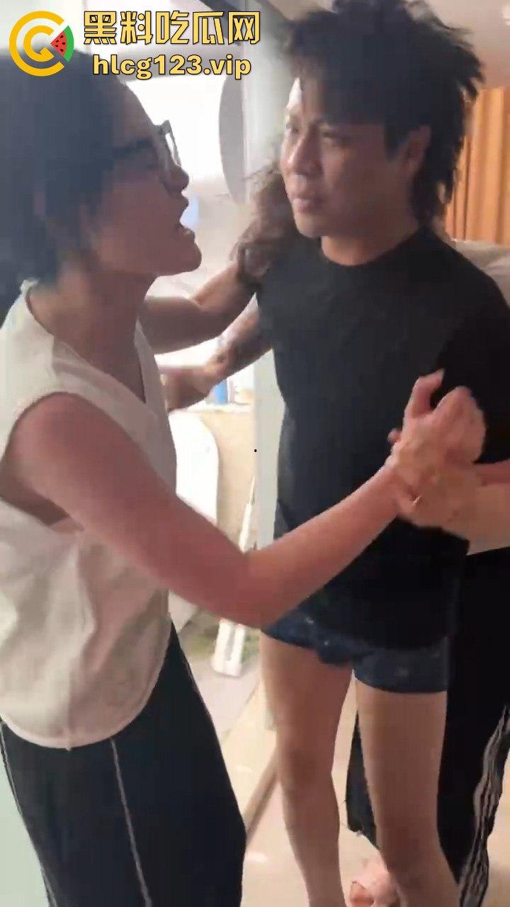 汕头知名男歌手【七万】出轨实锤！原配抓小三怒薅头发，七万护小三被骂软饭男！-5