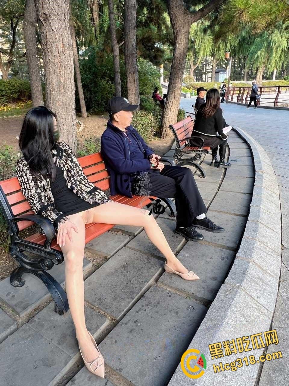 推特【潇洒Guccism】调教反差女神，户外大爷旁开档黑丝白虎露出太诱人了！-1