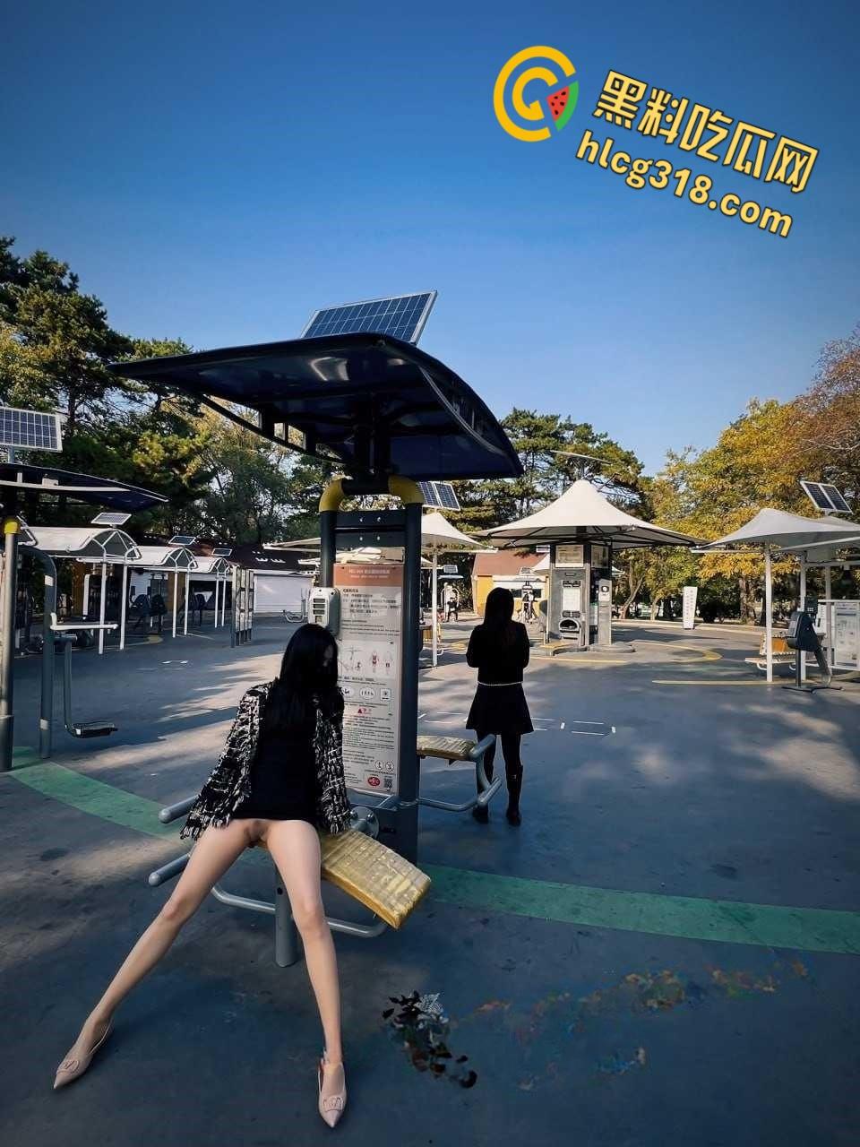 推特【潇洒Guccism】调教反差女神，户外大爷旁开档黑丝白虎露出太诱人了！-6