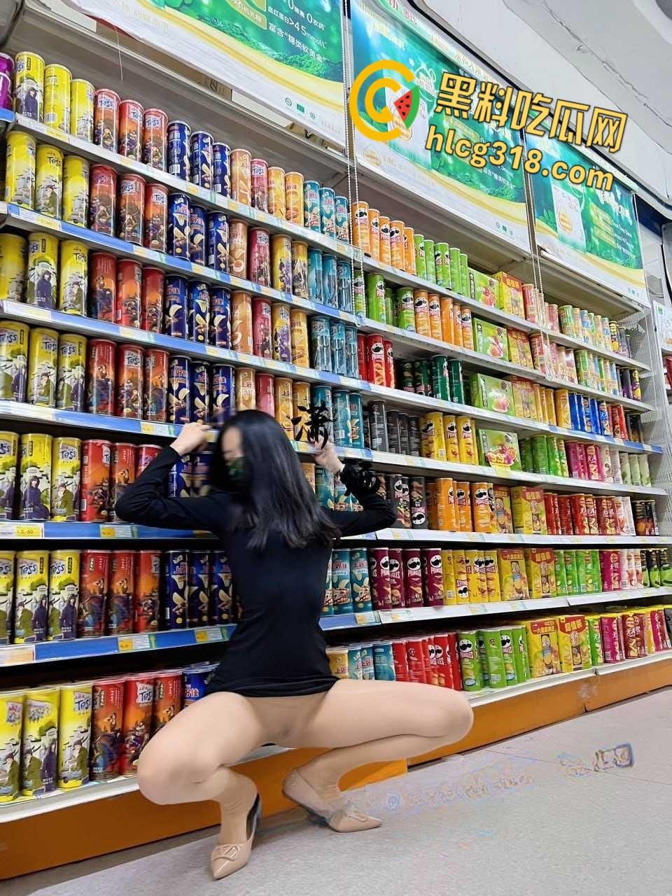 推特【潇洒Guccism】调教反差女神，户外大爷旁开档黑丝白虎露出太诱人了！-9