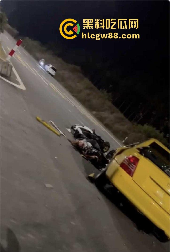 广东江门精神小伙儿行驶改装摩托与无牌轿车碰撞发生惨烈车祸 摩托车主当场凉了 车祸现场曝光！-8