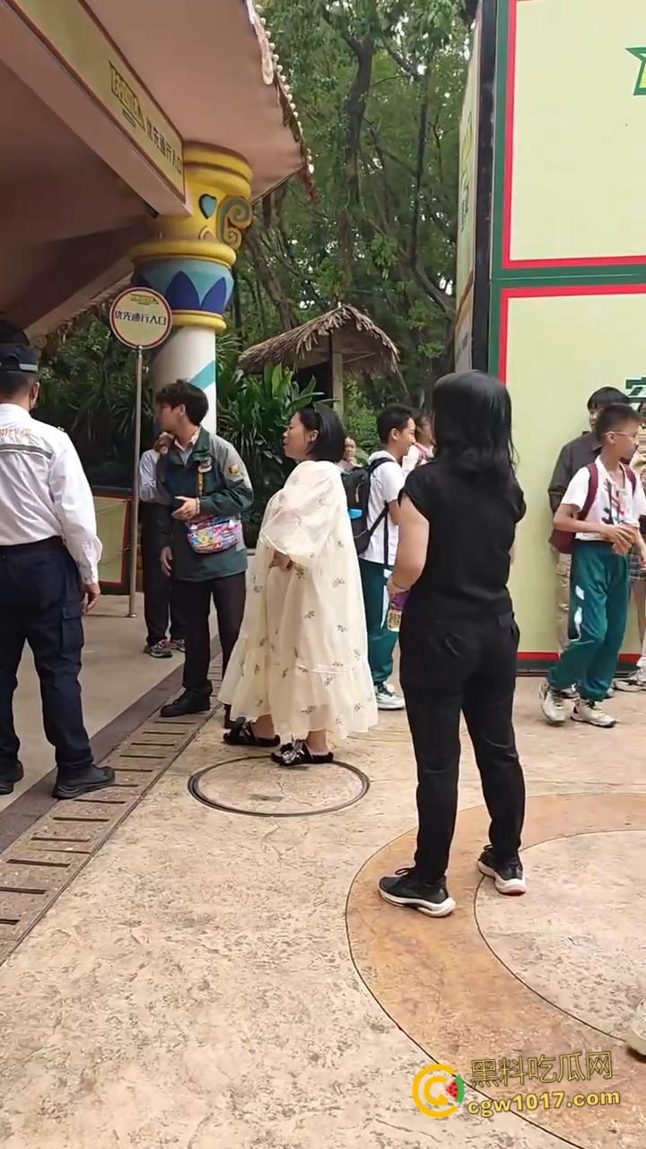 广州长隆野生动物园，长裙美女为狗大闹，不听劝阻当街闹事，怒砸玩具车扔路人，最终被安保人员请出 ！-3