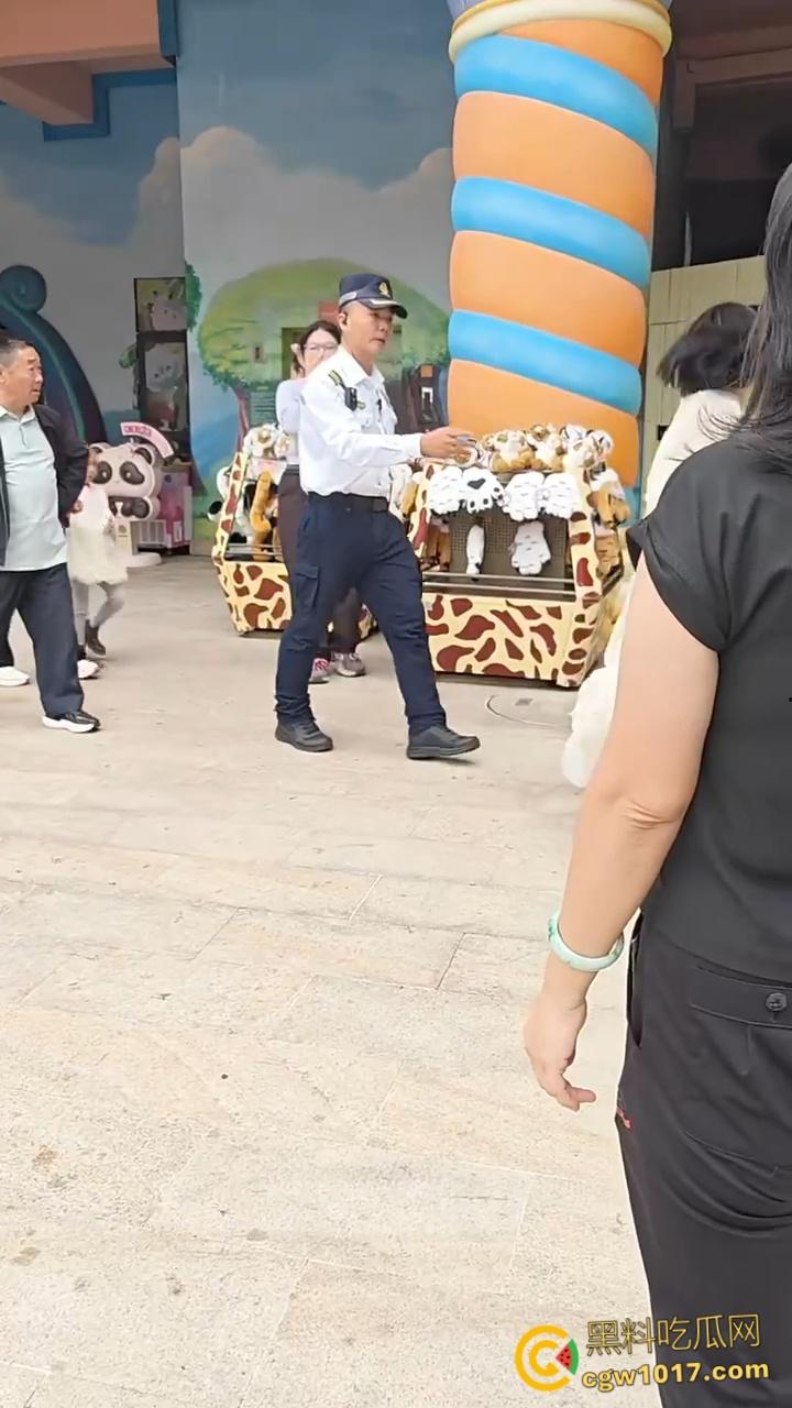 广州长隆野生动物园，长裙美女为狗大闹，不听劝阻当街闹事，怒砸玩具车扔路人，最终被安保人员请出 ！-7