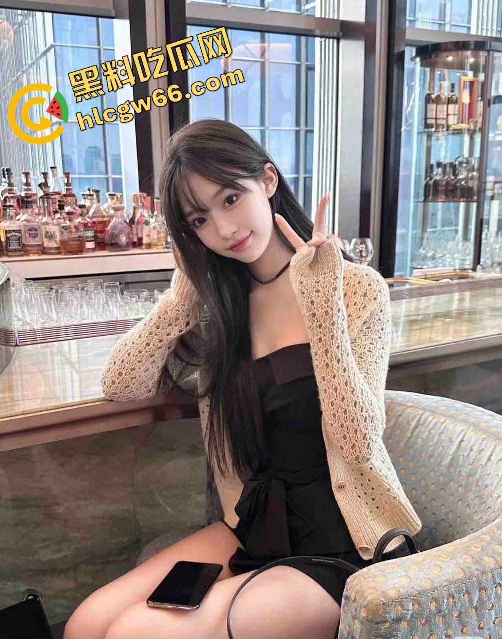 露出会上瘾，一次沦陷百次失控，地铁超市停车场全是她逼洞露出的战场，越拍越浪，逼水淹疯全场！-1