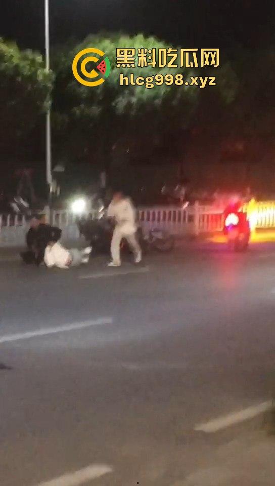 潮阳棉城精神小伙街头斗殴！马刀上手，砍到手臂当场飞掉！-7