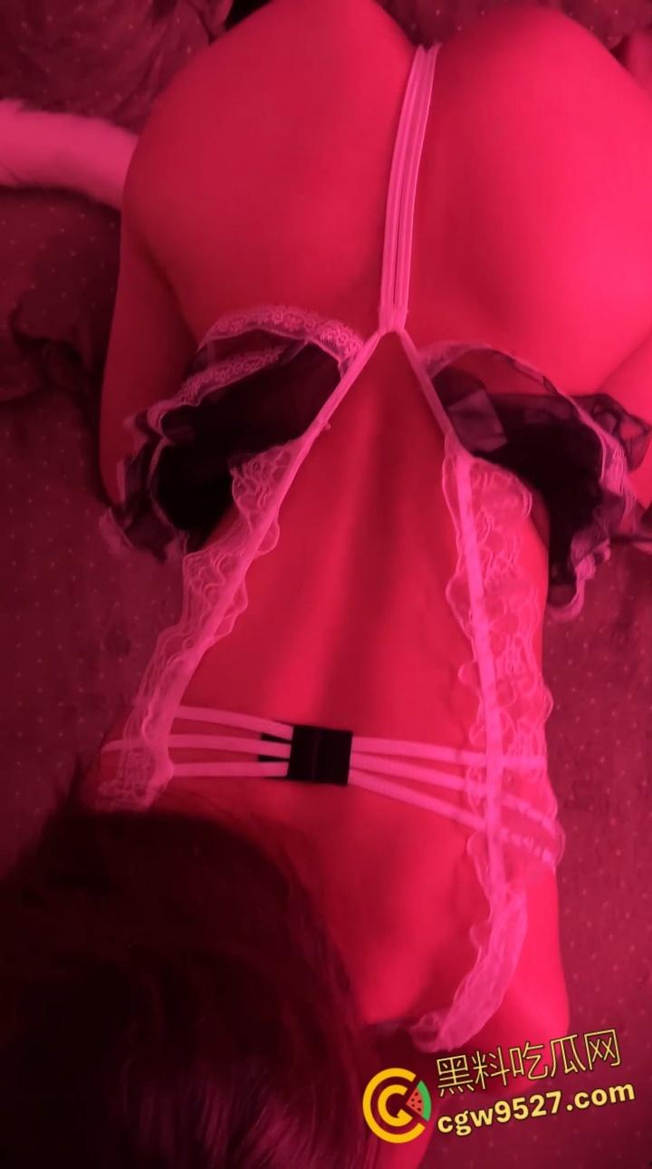 重庆美术学院【江晓晓】，直播被金主线下邀约，多种情趣内衣大秀诱人胴体，高超口技榨取金主精华 !-8