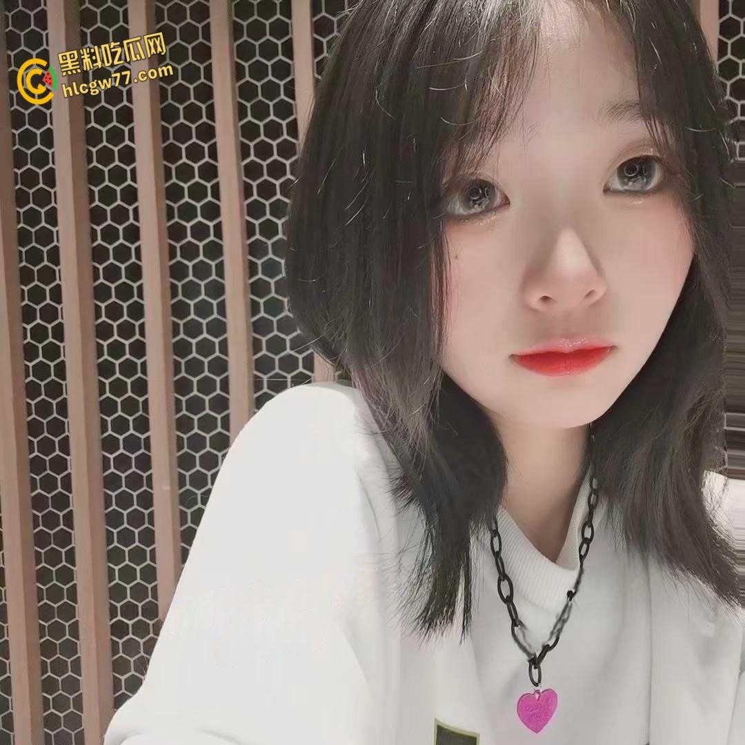 双飞学生妹爱足交不爱性交， 两清纯学生妹被大叔双飞足交玩弄， 浪费女性资源这种行为是可耻的 ！-1