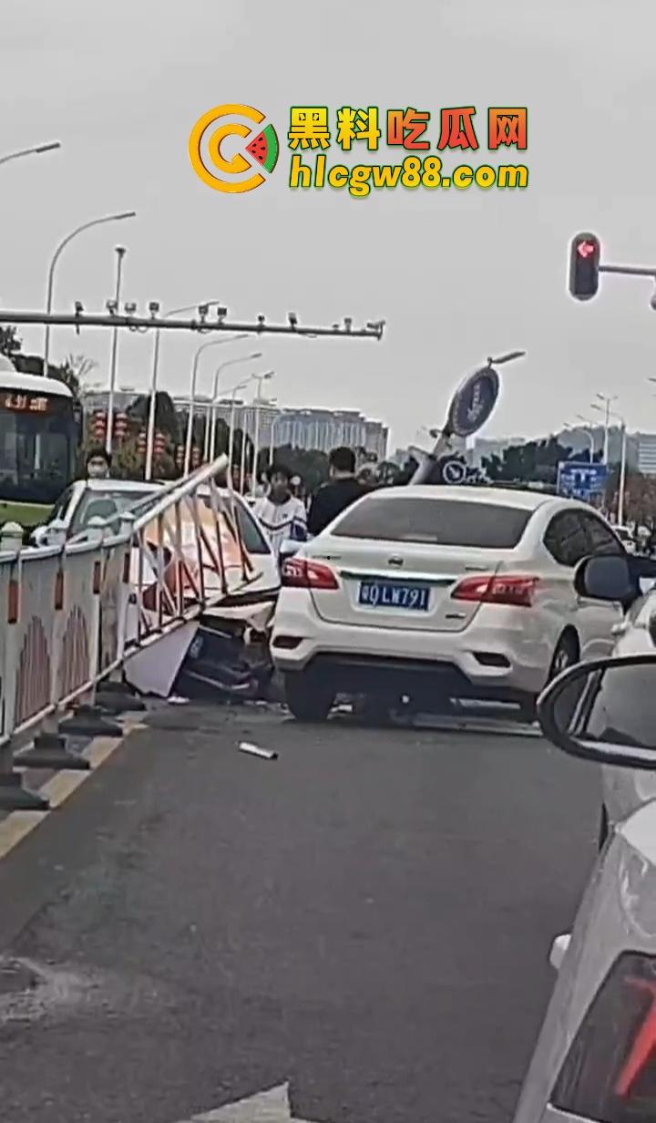 汕头金沙公园惊现飞人现场，尼桑司机神操作，一脚油门把人撞飞五六米，现场目击者吓懵！-4