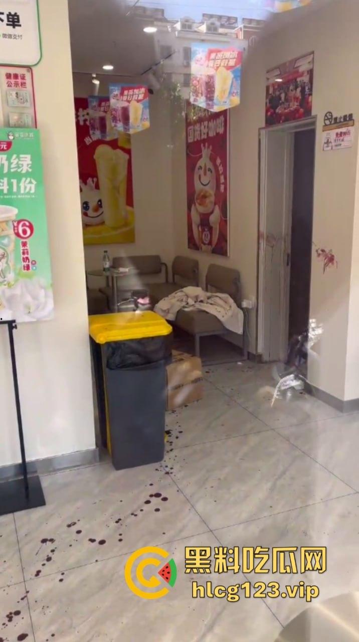 突发命案！杭州西湖区蜜雪冰城店内发生砍人事件 一店员被杀 现场血腥视频曝光-5
