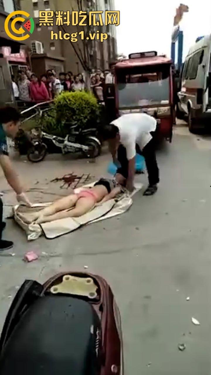 江苏无锡誉龙湖滨小区天台一对男女偷情约炮 男子后入式冲天炮 直接将爽翻天女子顶的坠楼死亡！-9