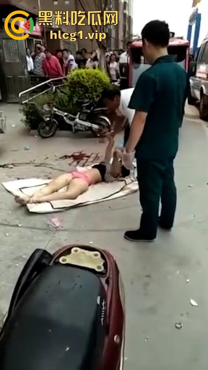 江苏无锡誉龙湖滨小区天台一对男女偷情约炮 男子后入式冲天炮 直接将爽翻天女子顶的坠楼死亡！-10