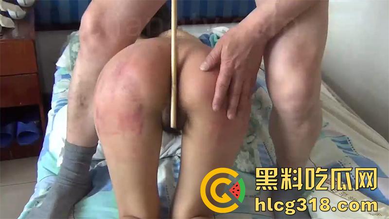 变态爸爸调教女儿，藤条抽逼打屁股，电棍电击肥臀，屁股上插满针管，虐的女儿哭腔哀嚎求饶！-1