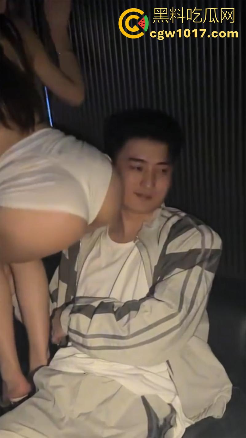 实拍商K夜店游戏场真空场，极品美女诱惑裸舞，真空上阵随便摸，再带到酒店肆意爆操，给妹妹都操趴了，有钱人的夜晚的确快乐啊！-4