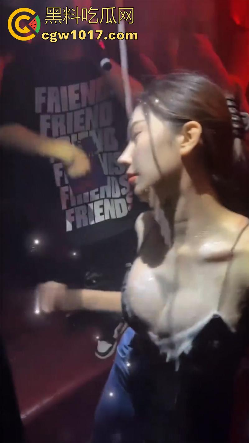 实拍商K夜店游戏场真空场，极品美女诱惑裸舞，真空上阵随便摸，再带到酒店肆意爆操，给妹妹都操趴了，有钱人的夜晚的确快乐啊！-5