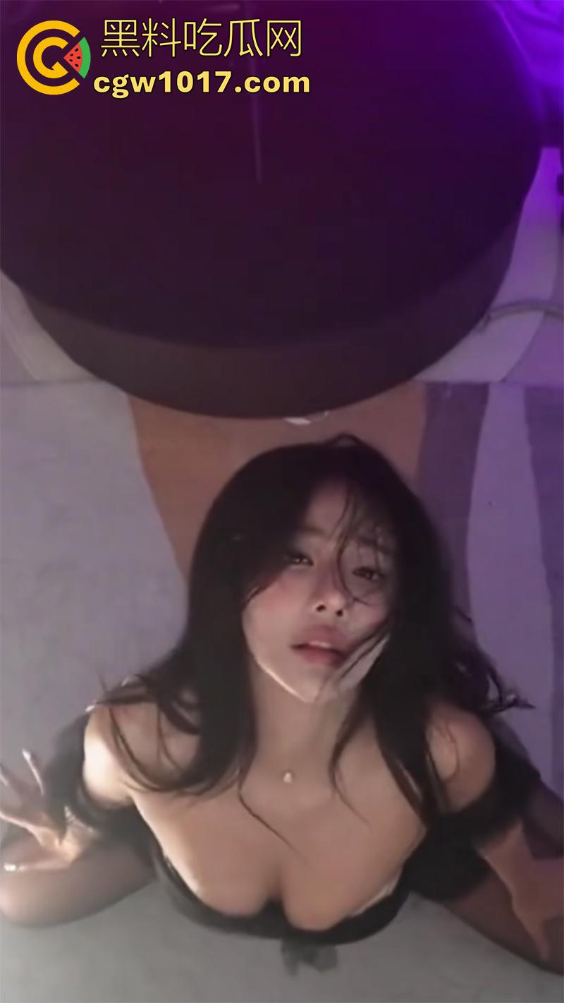 实拍商K夜店游戏场真空场，极品美女诱惑裸舞，真空上阵随便摸，再带到酒店肆意爆操，给妹妹都操趴了，有钱人的夜晚的确快乐啊！-9