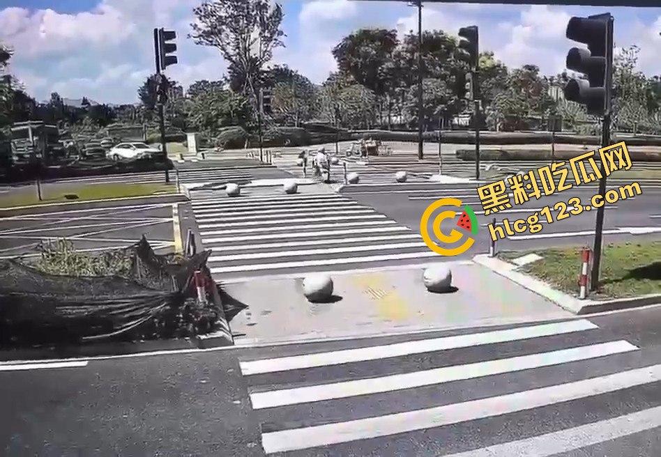 新能源车一脚油门直接把电动车撞飞！这速度是开的有多快？-7