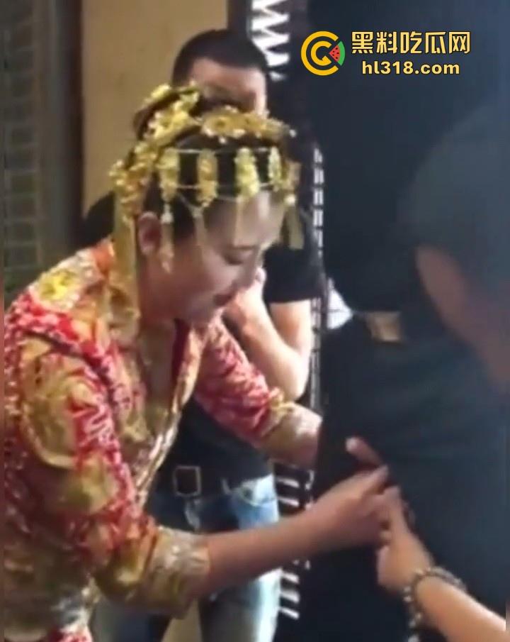 新娘结婚当众口交吞精？新娘低头伸舌舔弄，满意吞下，这是哪个地方的习俗，玩得这么淫乱的嘛！-3