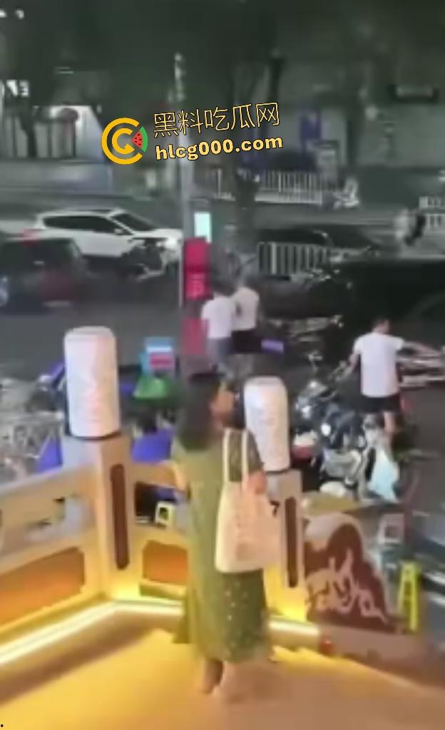 无锡街头裸男老婆被调戏持刀复仇，男小三左腰直接被划开一道口子，差点肾都露出来了！-7