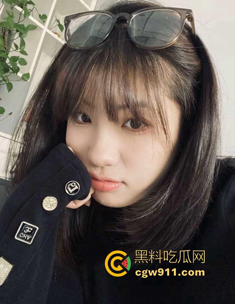 重庆青涩少女【李晓怡】遭男友蒙骗拍淫片，羞涩露奶玩自拍，穿粉裙白丝挨操只敢低声娇喘，淫性有待开发！-2