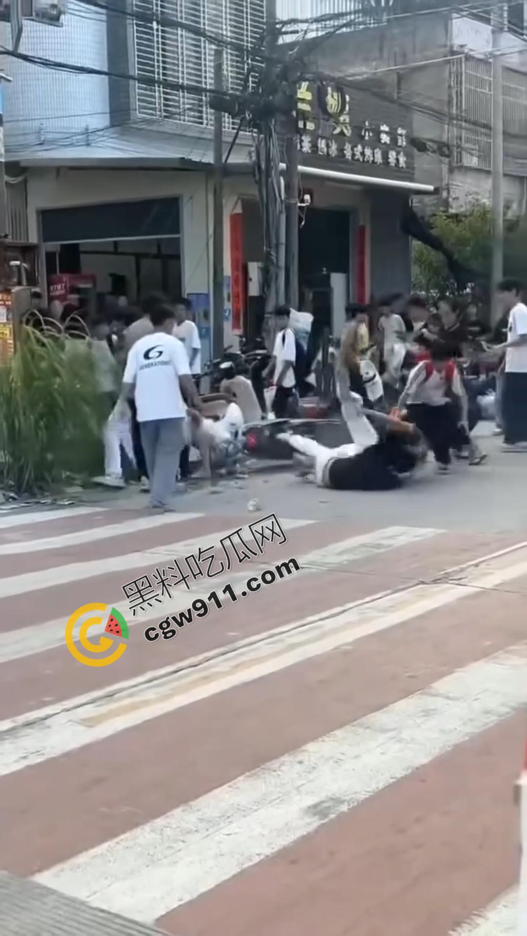 湖南怀化街边初中生街头大打出手，眼镜少女奋力劝架，围观群众难以阻挡！重伤小伙头破血流-1