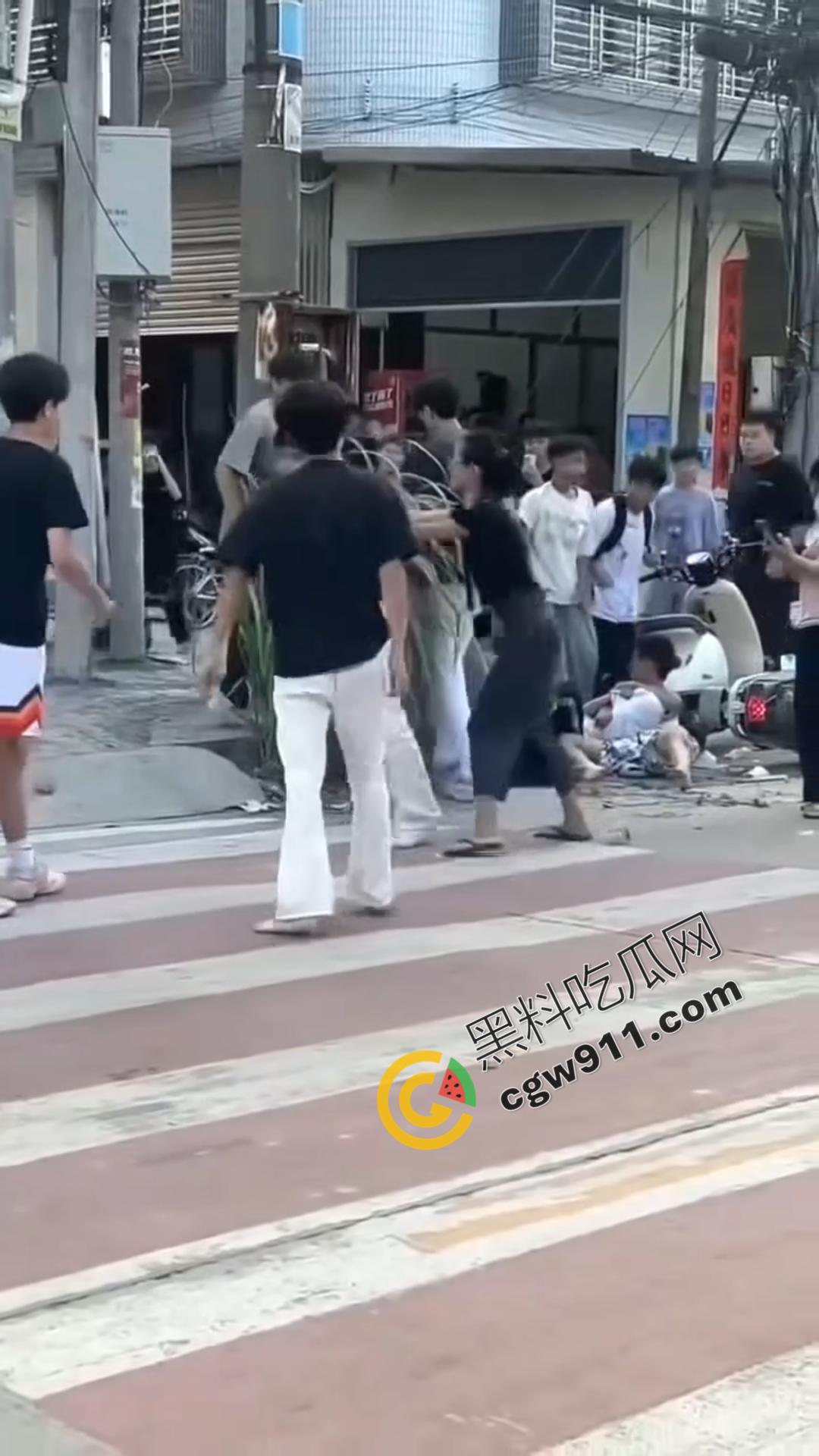 湖南怀化街边初中生街头大打出手，眼镜少女奋力劝架，围观群众难以阻挡！重伤小伙头破血流-2