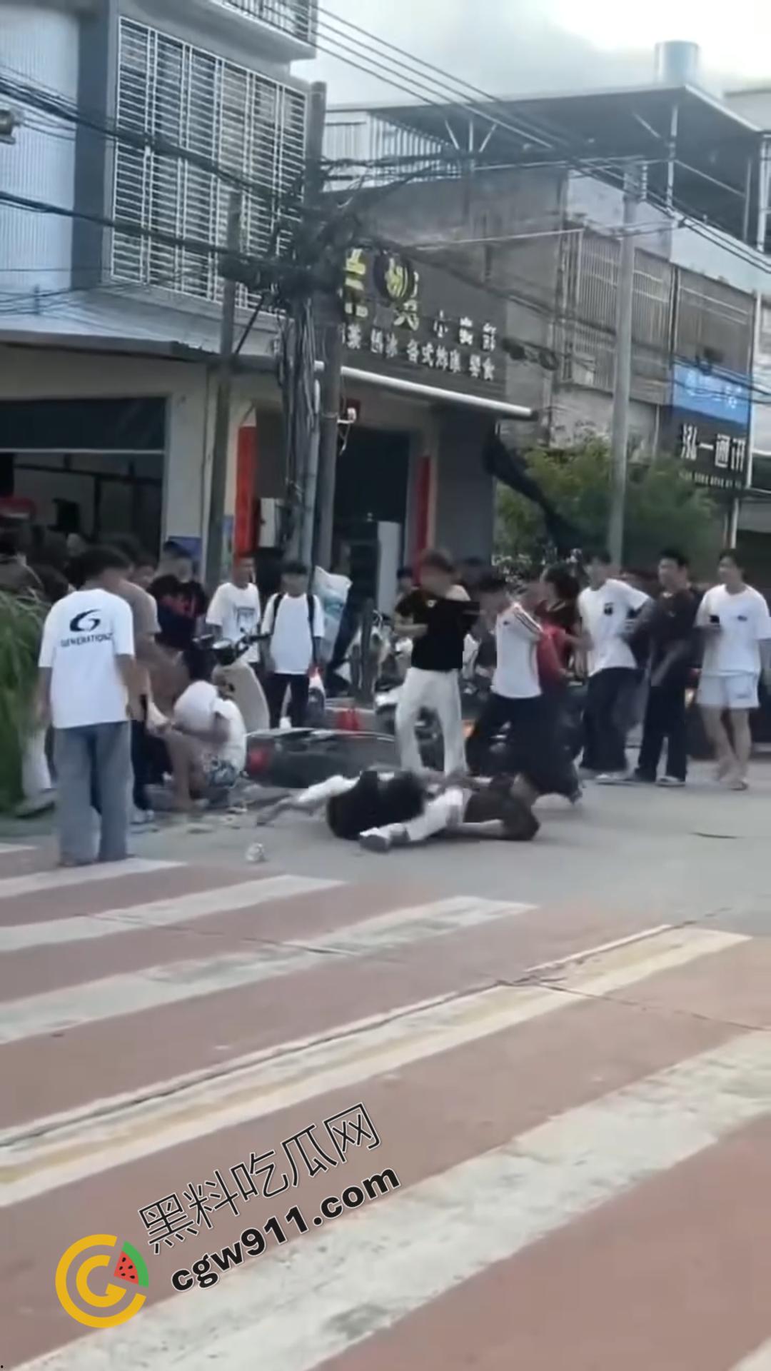 湖南怀化街边初中生街头大打出手，眼镜少女奋力劝架，围观群众难以阻挡！重伤小伙头破血流-3