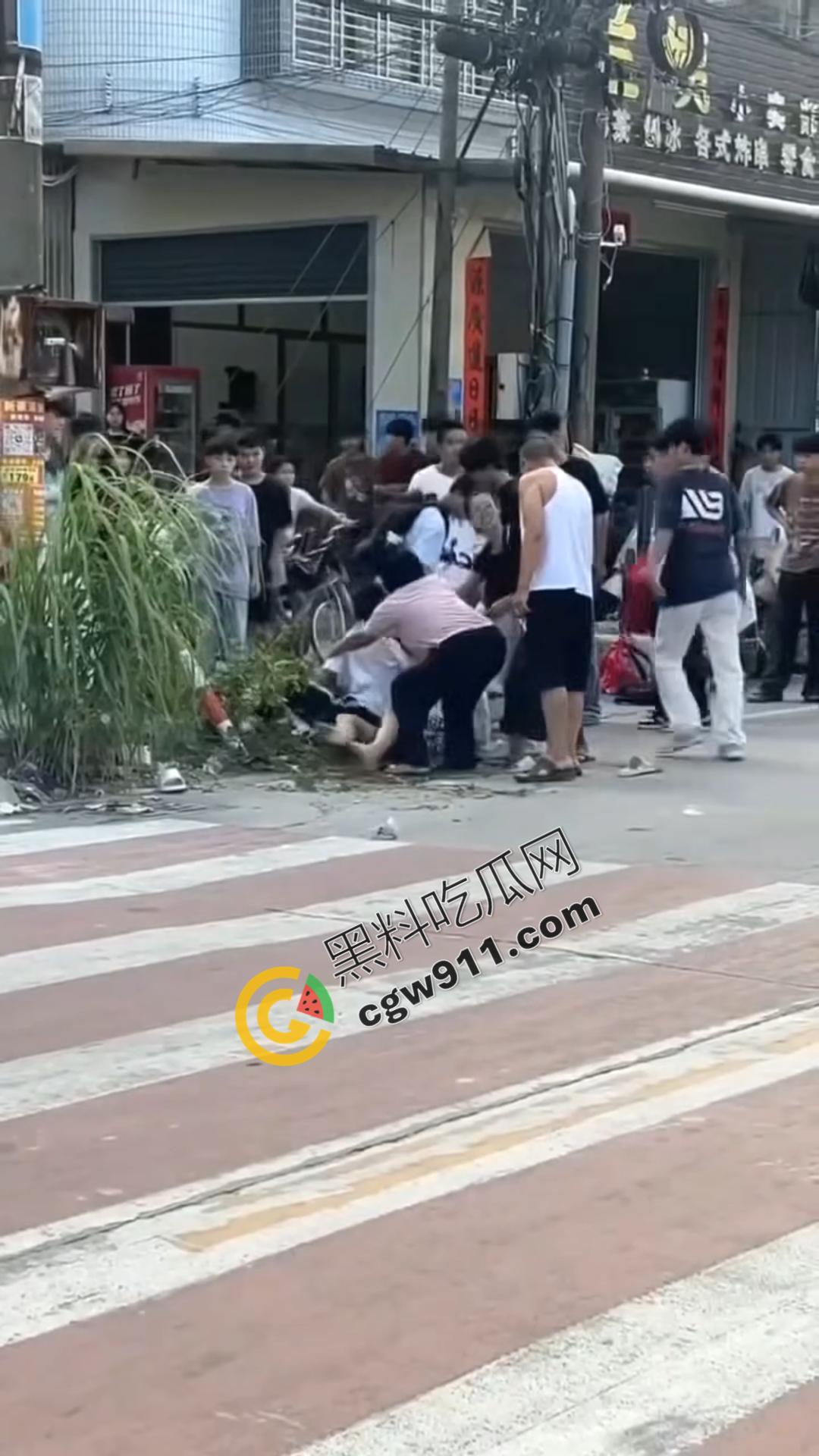 湖南怀化街边初中生街头大打出手，眼镜少女奋力劝架，围观群众难以阻挡！重伤小伙头破血流-4